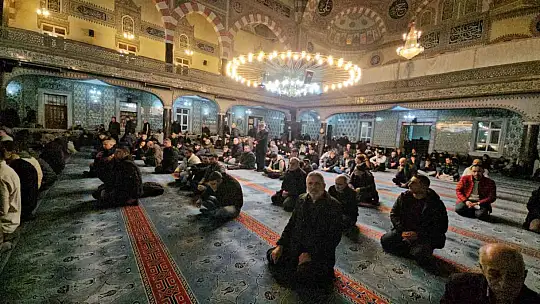 Elazığ'da Berat Kandili'nde camiler doldu taştı