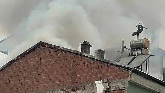 Elazığ'da çatı yangını