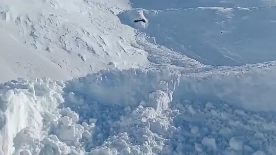 Elazığ'da çığ düşmesi sonucu kapanan geçit açıldı