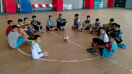 Elazığ'da çocuklar hem öğreniyor hem eğleniyor