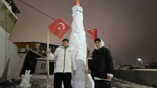 Elazığ'da dev kardan adam görenleri hayrete düşürdü