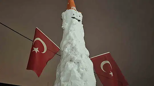 Elazığ'da dev kardan adam görenleri hayrete düşürdü