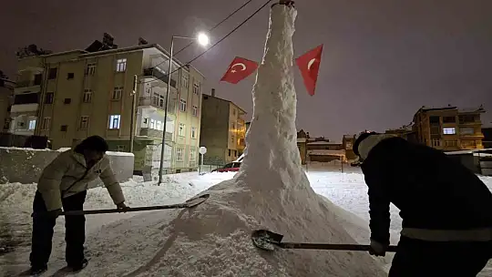 Elazığ'da dev kardan adam görenleri hayrete düşürdü