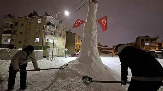 Elazığ'da dev kardan adam görenleri hayrete düşürdü