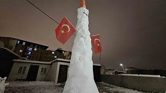 Elazığ'da dev kardan adam görenleri hayrete düşürdü