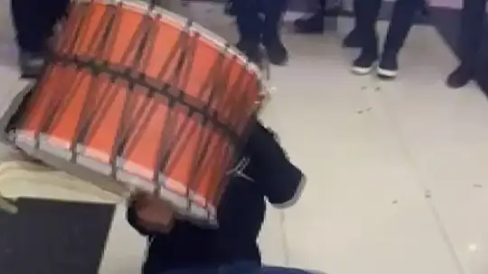 Elazığ'da düğünde davulcu performansı