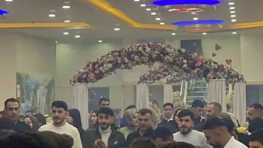 Elazığ'da düğünde davulcu performansı