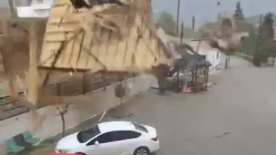 Elazığ'da fırtınadan uçan çatı araçların yanına düştü