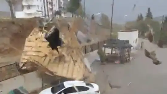 Elazığ'da fırtınadan uçan çatı araçların yanına düştü