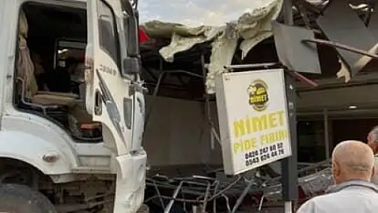 Elazığ'da freni patlayan kamyon fırına daldı