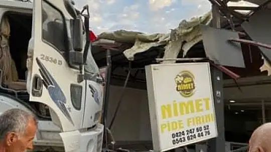 Elazığ'da freni patlayan kamyon fırına daldı