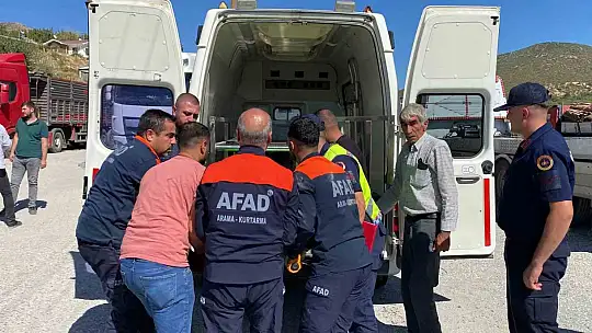 Elazığ'da hafif ticari araç tırın altına girdi: 1 ölü