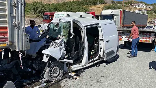 Elazığ'da hafif ticari araç tırın altına girdi: 1 ölü