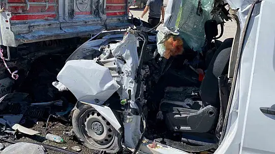 Elazığ'da hafif ticari araç tırın altına girdi: 1 ölü