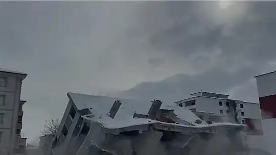 Elazığ'da hasarlı bina iş makinesiyle yıkıldı