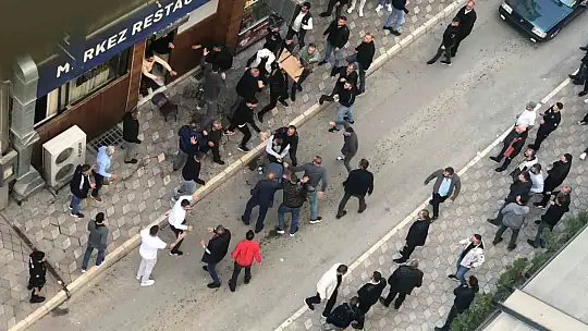 Elazığ'da iki grup arasında kavga: Masa ve sandalyeler havada uçuştu