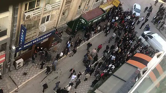 Elazığ'da iki grup arasında kavga: Masa ve sandalyeler havada uçuştu