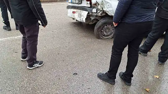 Elazığ'da iki otomobil çarpıştı: 1'i ağır 2 yaralı