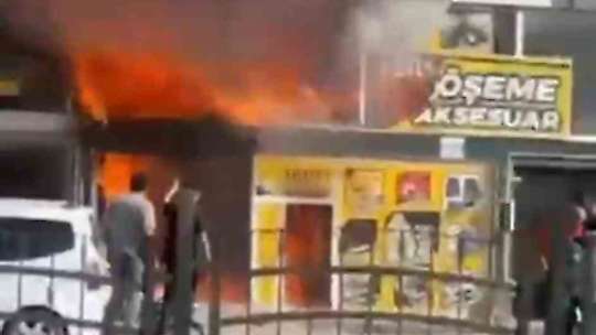 Elazığ'da iş yeri alevlere teslim oldu