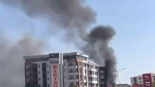 Elazığ'da iş yeri alevlere teslim oldu