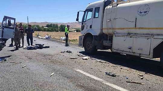 Elazığ'da kamyonlar çarpıştı: 1 yaralı
