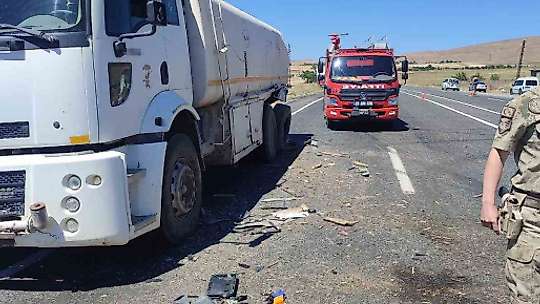 Elazığ'da kamyonlar çarpıştı: 1 yaralı