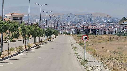 Elazığ'da kavurucu sıcaklar yolları boşalttı