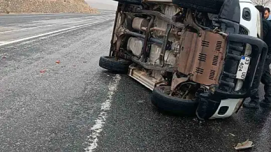 Elazığ'da kaygan yolda kamyonet devrildi
