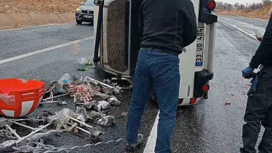 Elazığ'da kaygan yolda kamyonet devrildi