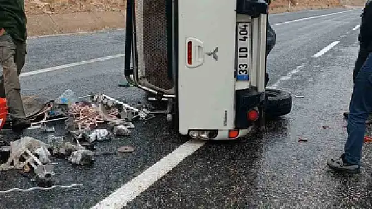 Elazığ'da kaygan yolda kamyonet devrildi