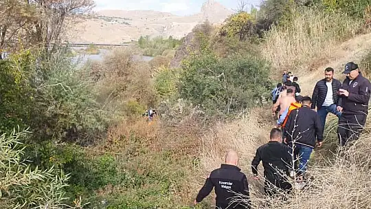 Elazığ'da korku dolu anlar: 4 kişilik aile nehir ortasında birbirine sarılarak hayatta kaldı