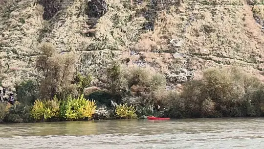 Elazığ'da korku dolu anlar: 4 kişilik aile nehir ortasında birbirine sarılarak hayatta kaldı