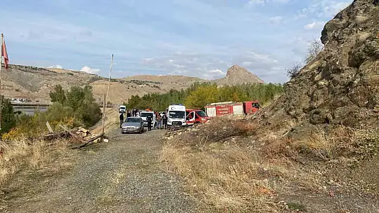 Elazığ'da korku dolu anlar: 4 kişilik aile nehir ortasında birbirine sarılarak hayatta kaldı