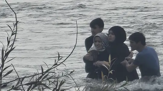 Elazığ'da korku dolu anlar: 4 kişilik aile nehir ortasında birbirine sarılarak hayatta kaldı