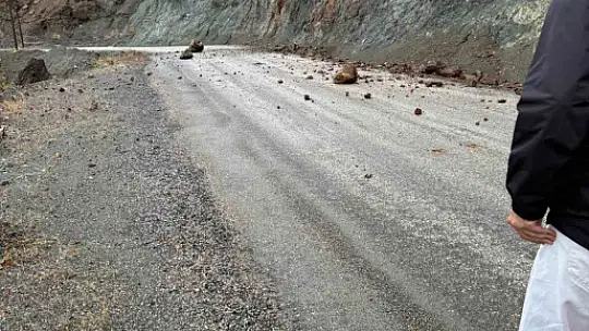 Elazığ'da köy yolunda çökme meydana geldi