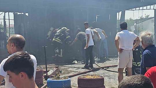 Elazığ'da lastikçide çıkan yangında 4 kişi dumandan etkilendi