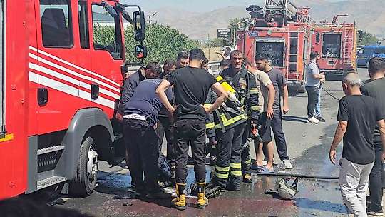 Elazığ'da lastikçide çıkan yangında 4 kişi dumandan etkilendi