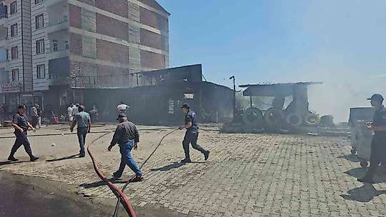 Elazığ'da lastikçide çıkan yangında 4 kişi dumandan etkilendi