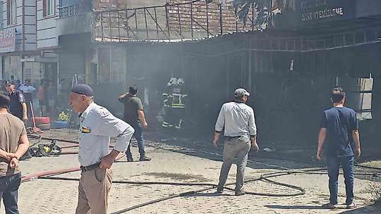 Elazığ'da lastikçide çıkan yangında 4 kişi dumandan etkilendi