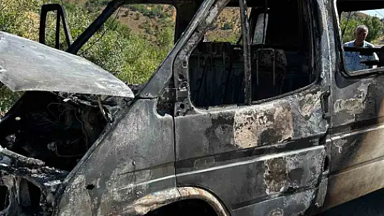 Elazığ'da minibüs küle döndü