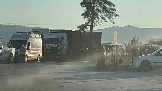 Elazığ'da motosiklet park halindeki kamyona çarptı: 1 ölü, 1 yaralı