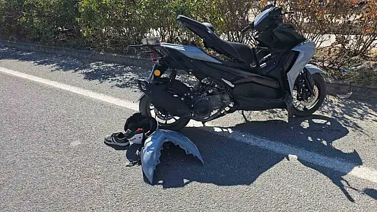 Elazığ'da motosikletle otomobil çarpıştı: 1'i ağır 2 yaralı