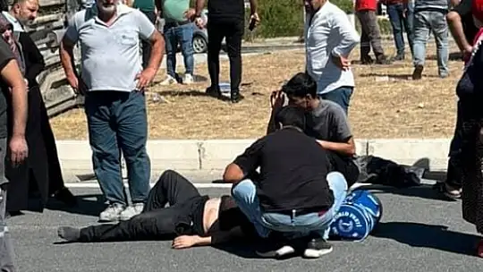 Elazığ'da motosikletle otomobil çarpıştı: 1'i ağır 2 yaralı