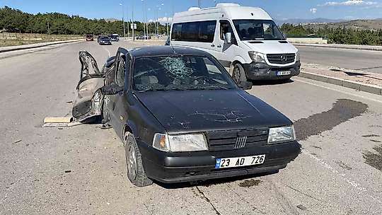 Elazığ'da otomobil, aydınlatma direğine çarptı: 1'i ağır 3 yaralı
