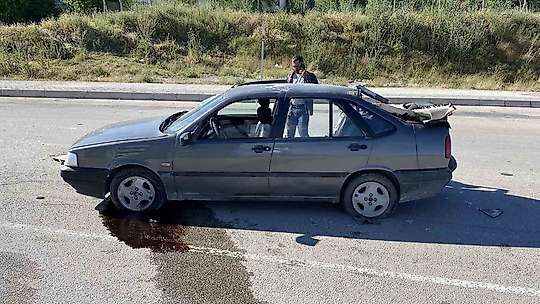 Elazığ'da otomobil, aydınlatma direğine çarptı: 1'i ağır 3 yaralı