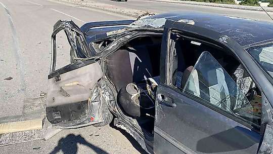 Elazığ'da otomobil, aydınlatma direğine çarptı: 1'i ağır 3 yaralı