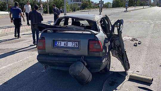 Elazığ'da otomobil, aydınlatma direğine çarptı: 1'i ağır 3 yaralı