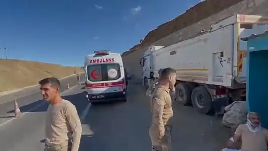 Elazığ'da otomobil durağa daldı: 1'i ağır 6 yaralı