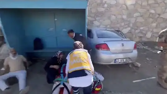 Elazığ'da otomobil durağa daldı: 1'i ağır 6 yaralı
