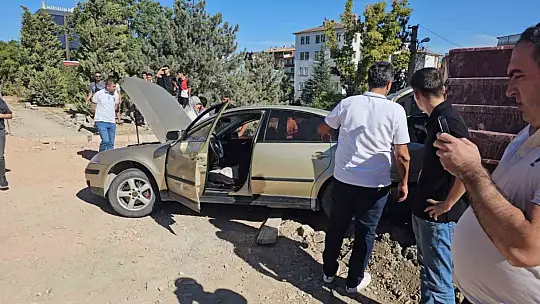 Elazığ'da otomobil ile kamyon çarpıştı